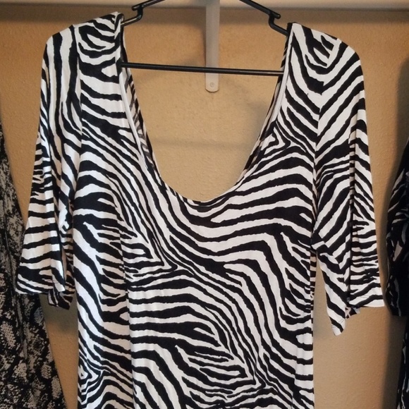 Zebra top with back cut out - Picture 2 of 4